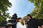 Münchner geniessen einen Sonnentag im Biergarten am Chinesischen Turm, Englischer Garten, München, Oberbayern, Bayern, Deutschland, Europa