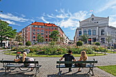 Menschen auf dem Gärtnerplatz mit dem Staatstheater, München, Oberbayern, Bayern, Deutschland, Europa