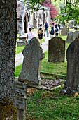 Grabsteine auf dem Friedhof in Linton, Yorkshire Dales Nationalpark, Yorkshire Dales, Yorkshire, England, Großbritannien, Europa