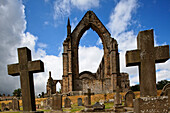 Die Klosterruine Bolton Abbey unter Wolkenhimmel, Yorkshire Dales National Park, Yorkshire Dales, Yorkshire, England, Großbritannien, Europa