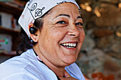 Frau in der Küche eines Restaurants, Insel Ponza, Pontinische Inseln, Latium, Italien, Europa