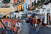 Touristen auf dem Corso, Stadt Ponza, Insel Ponza, Pontinische Inseln, Latium, Italien, Europa