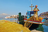 Fischer auf seinem Boot im Hafen von Kastelorizo Megisti, Dodekanes, Griechenland, Europa