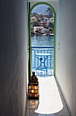 Blick durch den Gang des Hotel Mediterraneo auf den Hafen von Kastelorizo Megisti, Dodekanes, Griechenland, Europa