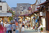 Menschen in der Sokrates Strasse am Abend, Altstadt von Rhodos Stadt, Rhodos, Dodekanes, Griechenland, Europa