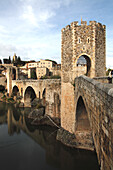 Spain, Catalonia, provincia of Gerona, Besalu, old bridge on rio Fluvia and medieval village