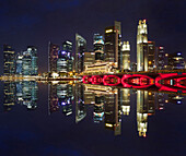 Skyline im Bankenviertel in der Nacht, Innenstadt, Marina Bay, Fluss Singapur, Singapur