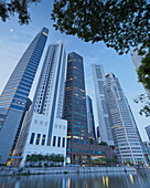 Skyline im Bankenviertel am Abend, Marina Bay, Singapur, Fluss Singapur, Singapur