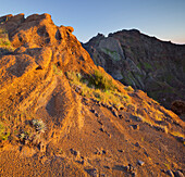Vulkangestein in der Morgensonne, Pico das Torres, Pico do Arieiro, Madeira, Portugal
