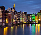 Kanalhäuser, Tanzende Häuser, Damrak, Kirchturm von Oude Kerk, Amsterdam, Nordholland, Niederlande