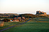 Bamburgh und Bamburgh Castle am frühen Morgen, Bamburgh, Northumberland, England, Grossbritannien, Europa