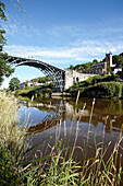 Brücke über den Fluss Severn im Sonnenlicht, Coalbrookdale, Ironbridge Gorge, Telford, Shropshire, England, Grossbritannien, Europa