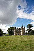 Tixall Gatehouse unter Wolkenhimmel, Ferienhaus wird über den Landmakrtrust vermietet, Stafford, Staffordshire, England, Grossbritannien, Europa