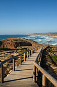 Holzsteg über dem Strand am Atlantik an der Praia de Bordeira, Westküste der Algarve, Costa Vicentina, Algarve, Portugal, Europa
