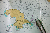 Ein Zirkel auf der Seekarte auf der Brücke von Kreuzfahrtschiff MS Deutschland, Reederei Peter Deilmann, während der Passage um Kap Hoorn, Magallanes y de la Antartica Chilena, Patagonien, Chile, Südamerika