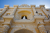 Kunstvoll dekorierte gelbe Fassade der Kirche Iglesia y Convento La Merced, Sacatepequez, Antigua, Guatemala, Mittelamerika