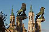 Bronze lions on the Puente de Piedra, stone bridge in front of the Basilica de Nuestra Senora del Pilar, Zaragoza, Saragossa, province of Zaragoza, Aragon, Northern Spain, Spain, Europe