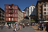 Menschen auf der Plaza de Miguel de Unamuno in der Altstadt, Bilbao, Provinz Bizkaia, Baskenland, Euskadi, Nordspanien, Spanien, Europa