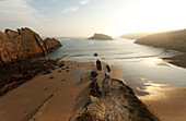 Felsformationen und Strand entlang der Küste bei Arnia, Los Pielagos, Camino de la Costa, Küstenweg, Camino del Norte, Jakobsweg, Camino de Santiago, Pilgerweg, Provinz Cantabria, Kantabrien, Nordspanien, Spanien, Europa