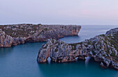 Playa de Cuevas del Mar, Felsformationen, Höhlen, Felsbogen, Küste, Atlantik, bei Ribadesella, Camino de la Costa, Küstenweg, Camino del Norte, Jakobsweg, Camino de Santiago, Pilgerweg, Provinz Asturias, Principado de Asturias, Asturien, Nordspanien, Span