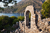 Ruine der byzanthinischen Kirche auf der Insel Gemiler, lykische Küste, Mittelmeer, Türkei