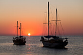 Segelboote bei Sonnenaufgang am Meer, Cirali, lykische Küste, Lykien, Türkei