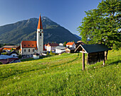 Blick auf Wiese und Kirche des Dorfes Wald vor dem Berg Tschirgant, Tirol, Österreich, Europa