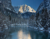 Der Fluss Enns am Gesäuseeingang im Winter, Hochtor (2369m), Nationalpark Gesäuse, Ennstaler Alpen, Steiermark, Österreich, Europa