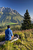 Blick vom Hochkeil zur Mandlwand, Wanderer bei der Rast, Hochkönig, Salzburg, Österreich, Europa