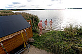 Menschen kommen aus einer mobilen Sauna an den Strand, Schlei, Schleswig-Holstein, Deutschland, Europa