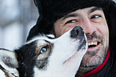 Ein Mann und ein Husky, Lappland, Finnland, Europa