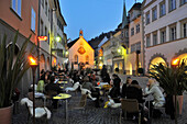 Menschen in Strassencafes in der Marktstraße am Abend, Feldkirch, Vorarlberg, Österreich, Europa