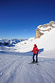 Frau auf Skitour steigt zur Rofanspitze auf, Karwendel im Hintergrund, Rofanspitze, Rofan, Tirol, Österreich, Europa