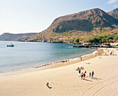 Badende am Strand in Tarrafal, im Norden der Insel Santiago, llhas do Sotavento, Republic Kap Verde, Afrika