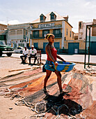 Friseur und Kolonialhäuser an der Rua da Praia, Mindelo, Insel Sao Vicente, Ilhas de Barlavento, Republic Kap Verde, Afrika