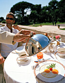 Gast beim Frühstück auf der Bellini Terrasse, Hotel du Cap-Eden-Roc Boulevard JF Kennedy, BP 29, 06601 Antibes Cedex, Côte d'Azur, Frankreich, Europa