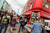 Leute beim Einkaufen, Portobello Road, Notting Hill, London, England, Grossbritannien