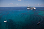 Luftaufnahme von Segelbooten und Kreuzfahrtschiff Crown Princess (Princess Cruises), George Town, Grand Cayman, Kaimaninseln (Cayman-Inseln), Karibik