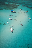 Luftaufnahme von Ausflugsbooten sowie badenden und mit Rochen schnorchelnden Menschen im kristallklaren Wasser an der Stingray City Sandbank, Grand Cayman, Kaimaninseln (Cayman-Inseln), Karibik