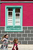 Historisches Stadthaus und spielende Kinder, Puerto de la Cruz, Teneriffa, Kanarische Inseln, Spanien, Europa