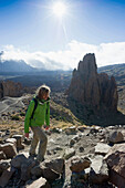 Wanderer vor Felsformation, Los Roques, Teide Nationalpark, Teneriffa, Kanarische Inseln, Spanien, Europa