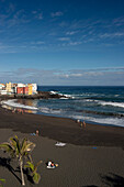 Blick auf Menschen am Strand, Playa Jardin, Puerto de la Cruz, Teneriffa, Kanarische Inseln, Spanien, Europa