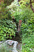 Metalskulptur von Susanne Schmögner im Garten von Andre Heller, Giardino Botanico, Gardone Riviera, Gardasee, Lombardei, Italien, Europa