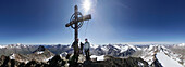 Bergsteiger auf dem Gipfel der Kreuzspitze, dahinter Similaun, Ötztaler Alpen, Tirol, Österreich