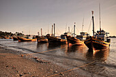 zahlreiche bunte Fischerboote am Strand von Mui Ne, Vietnam, Südchinesisches Meer