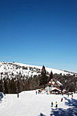 Menschen vor der Skihütte Hexenhüsli, Grafenmatt, Skigebiet Feldberg, Schwarzwald, Baden-Württemberg, Deutschland, Europa