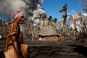 Wegen Aschefall ist das Leben auf Matupi sehr schwer geworden, Tavurvur Vulkan, Rabaul, Ost-Neubritannien, Papua Neuguinea, Melanesien- Pazifik