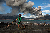 Munganau Buej, 9 Jahre alt, schwimmt jeden Tag im Meer, um sich sauber zu halten, Tavurvur Vulkan, Rabaul, Ost-Neubritannien, Papua Neuguinea, Melanesien- Pazifik