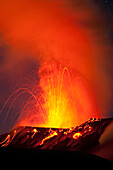 Rotglühende Funken und Lava vom Tavurvur Vulkan, Nachts, Rabaul, Ost-Neubritannien, Papua Neuguinea, Melanesien- Pazifik