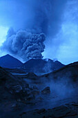 Heiße Quellen gegenüber den Tavurvur Vulkan. Einheimische kochen hier Eier, Rabaul, Ost-Neubritannien, Papua Neuguinea, Pazifik